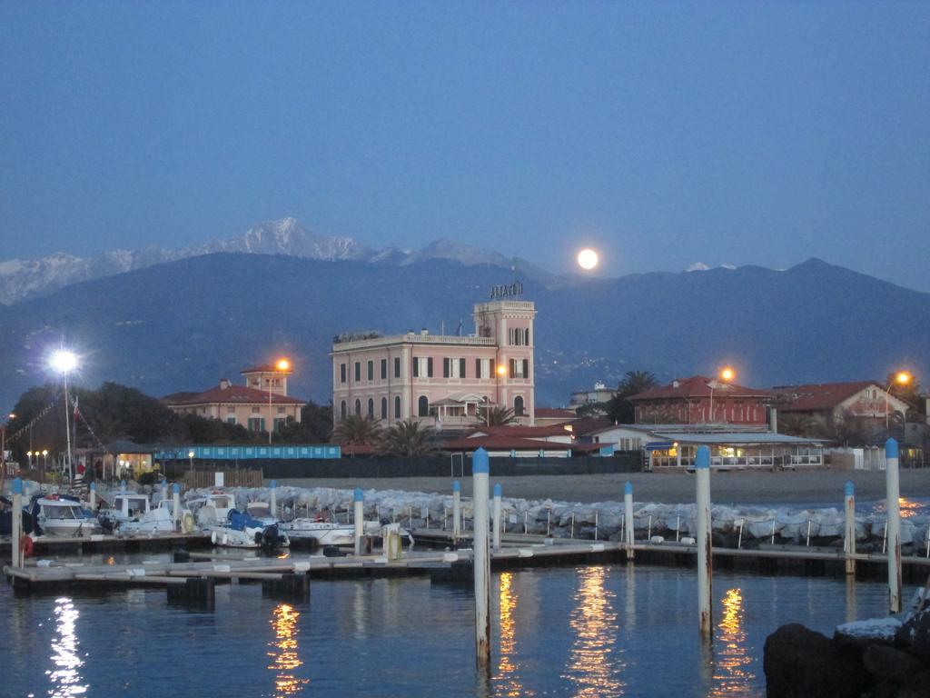 Hotel Italia Marina di Massa Esterno foto