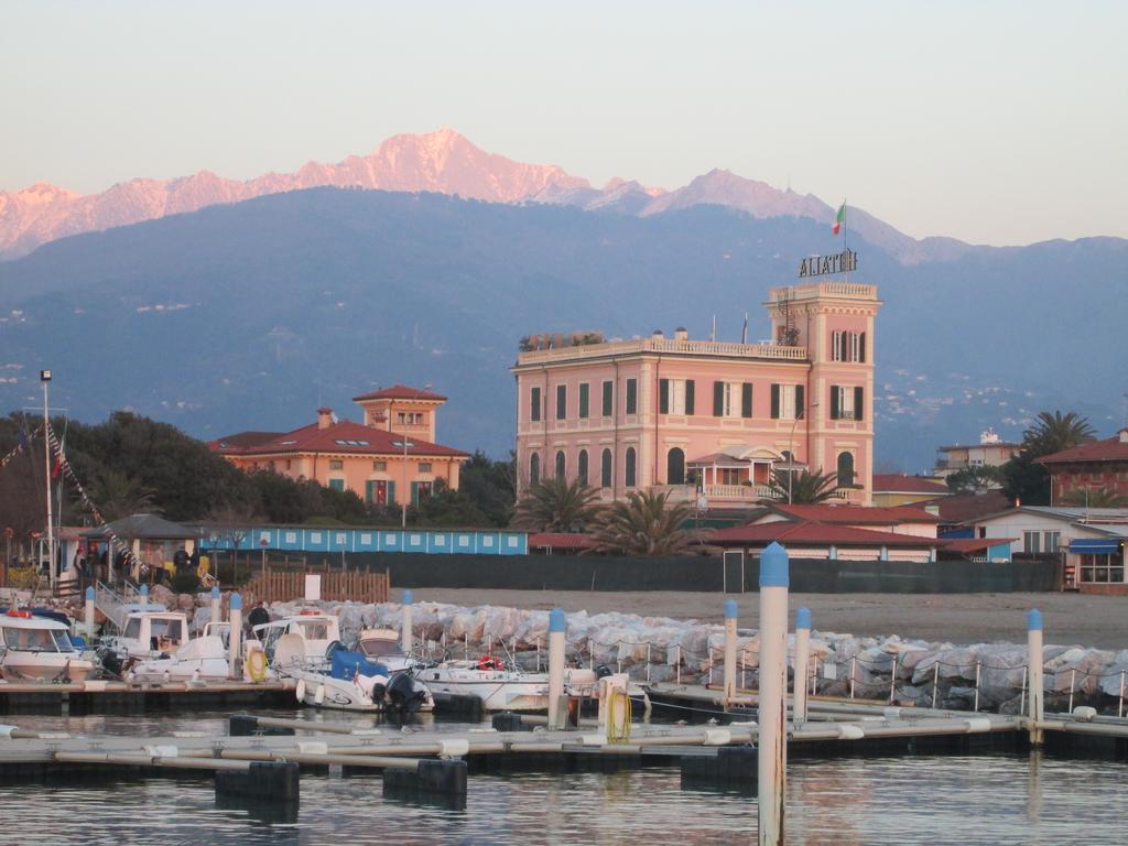 Hotel Italia Marina di Massa Esterno foto