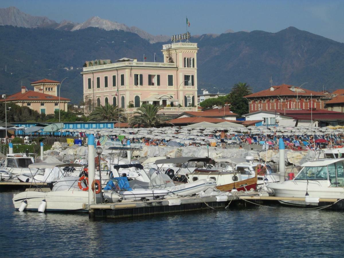Hotel Italia Marina di Massa Esterno foto
